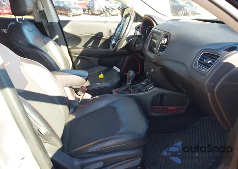 2019 Jeep Compass Trailhawk 4X4 из США, поврежденный, VIN 3C4NJDDB1KT744833